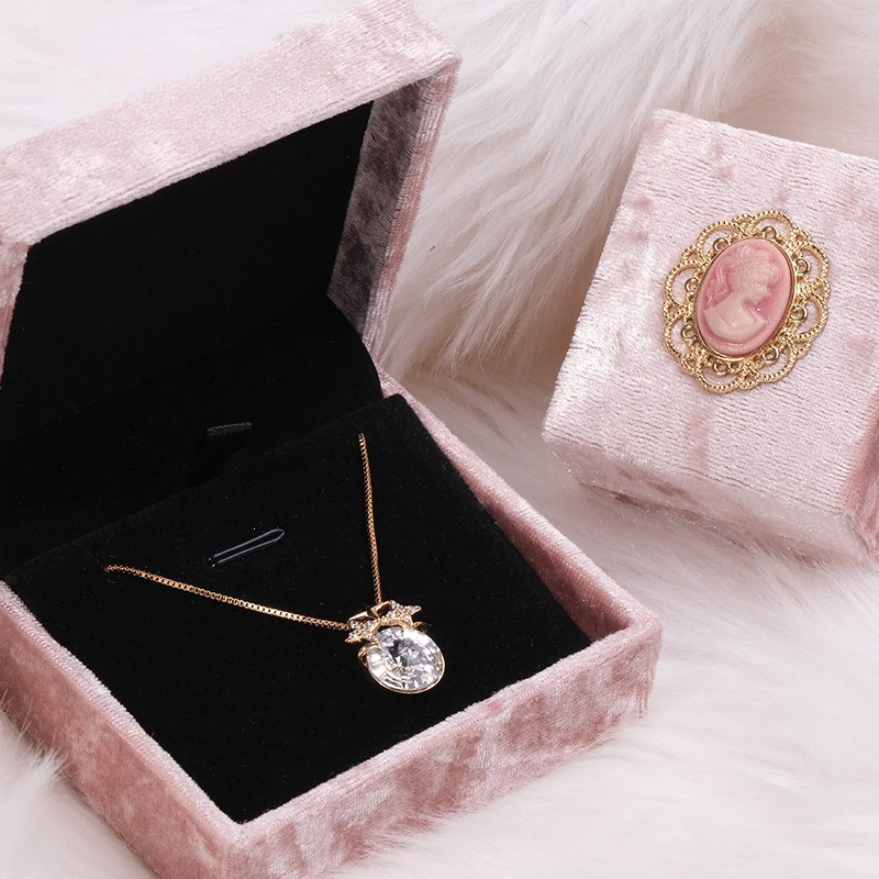 Vintage pink velvet flip-top jewelry box detail 1