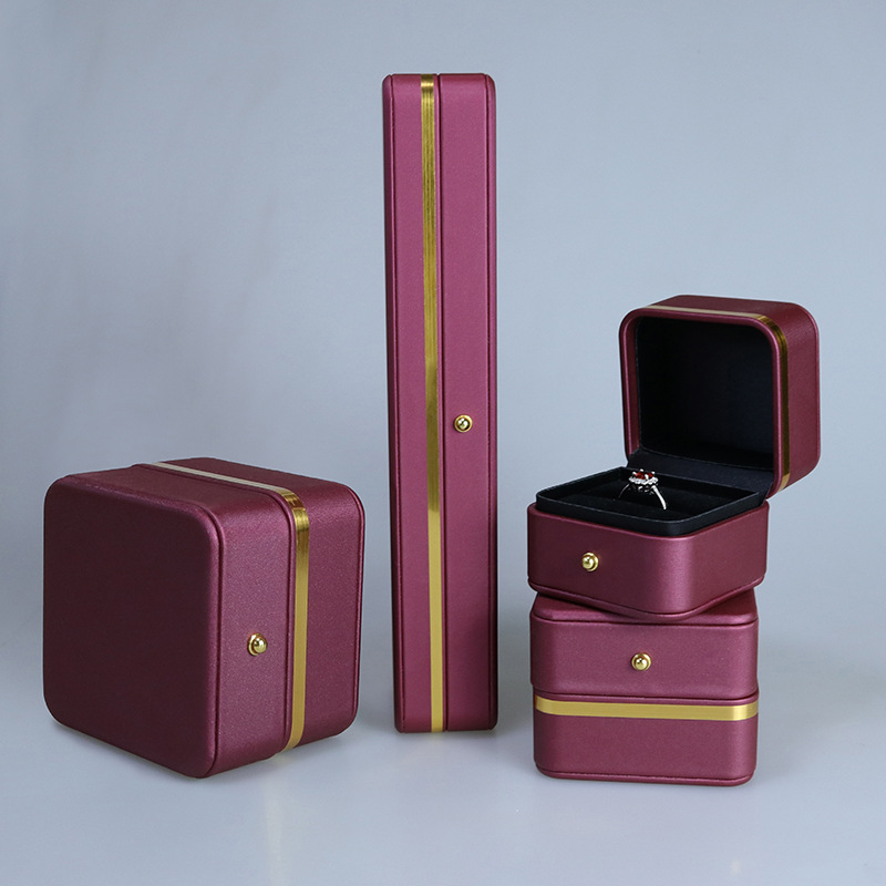 Gold-Trim Rounded PU Leather Flip-Top Jewelry Box detail 2