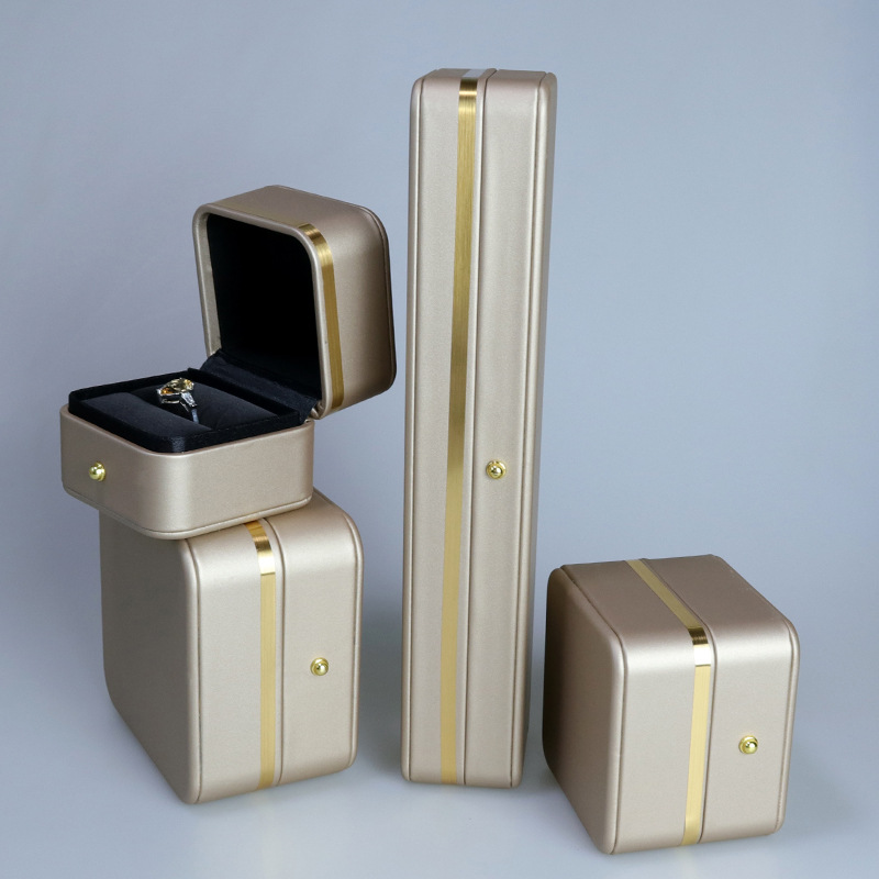 Gold-Trim Rounded PU Leather Flip-Top Jewelry Box detail 4